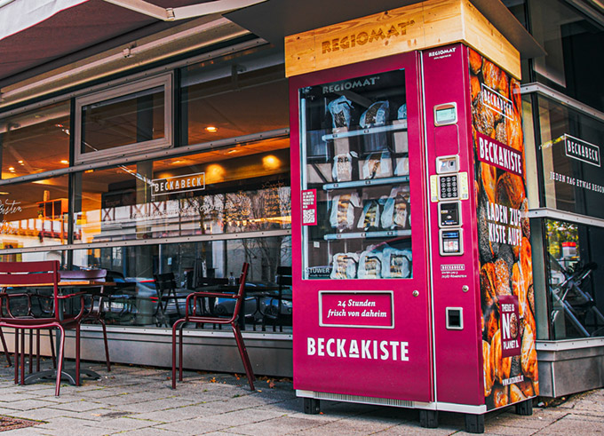 Im Rahmen eines Pilotprojekts mit dem Automaten-Hersteller Stüwer verkauft Bäckermeister Heiner Beck übriggebliebene, tagesfrische Backwaren nach Ladenschluss über den Vending-Automaten Regiomat. Foto: Stüwer